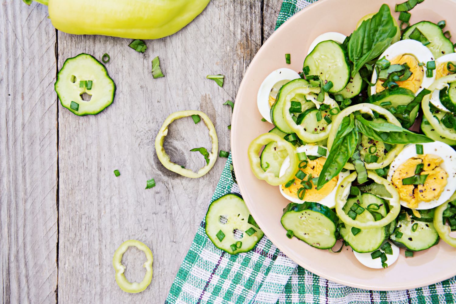 Blog 1 What Is Histamine Intolerance and Why Does It Affect Digestion A calm kitchen scene with fresh low histamine ingredients such as chicken, rice, courgette, cucumber and herbs.
